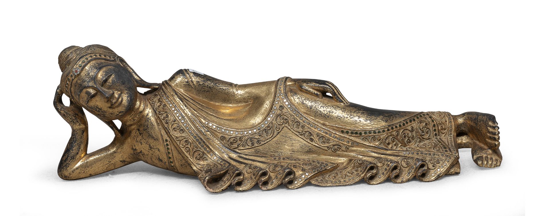 A THAI GILTWOOD SCULPTURE DEPICTING RECLINING BUDDHA. 20TH CENTURY.