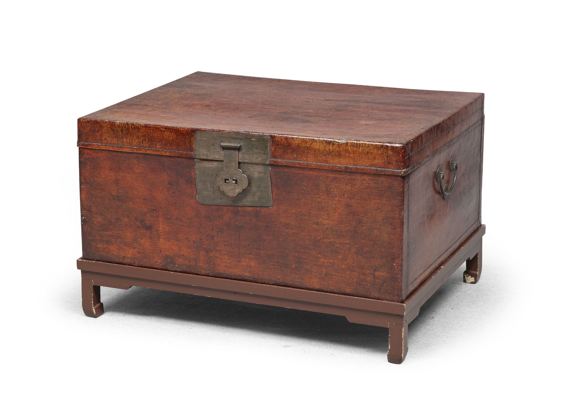A CHINESE RED LAQUER WOOD TRUNK. END 19TH CENTURY.