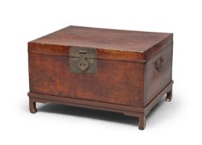 A CHINESE RED LAQUER WOOD TRUNK. END 19TH CENTURY.