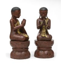 A PAIR OF THAI RED LAQUER WOOD SCULPTURES OF PRAYING MONKS. END 19TH CENTURY.