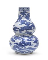 A CHINESE WHITE AND BLUE PORCELAIN VASE 20TH CENTURY.