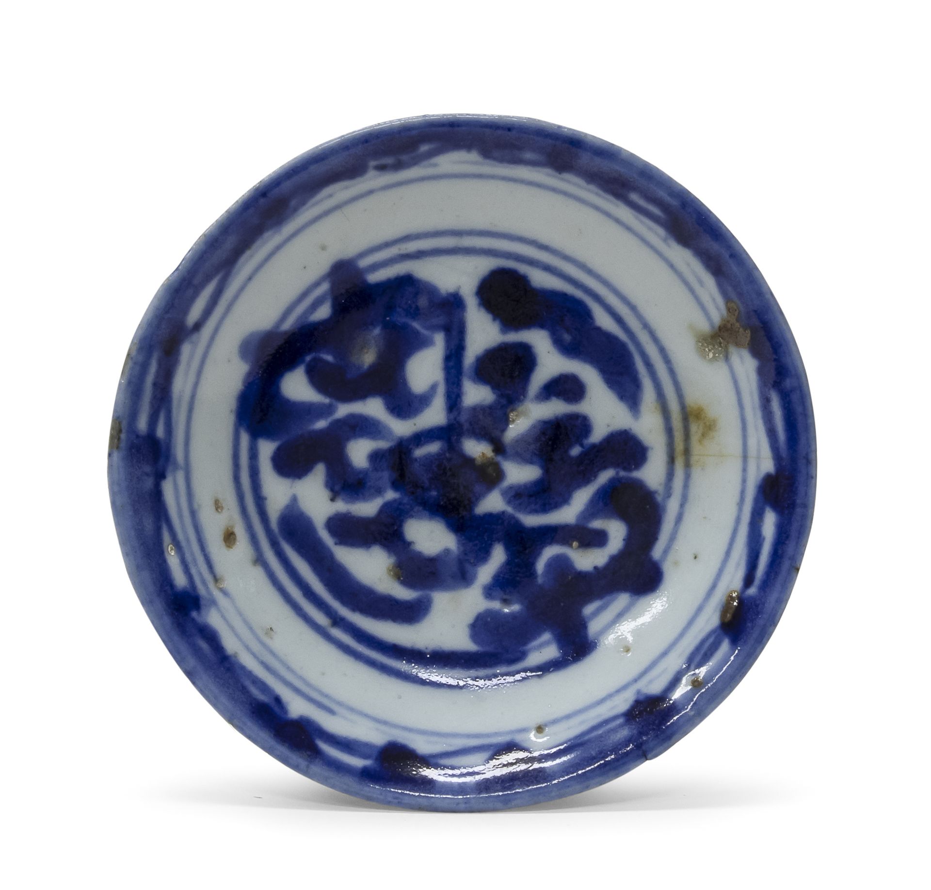 A SMALL JAPANESE WHITE AND BLUE PORCELAIN DISH. 18TH CENTURY.