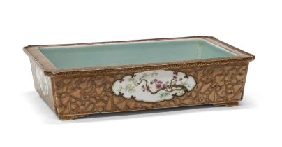 A CHINESE ROSE FAMILY PORCELAIN TRAY. REPUBLIC PERIOD.