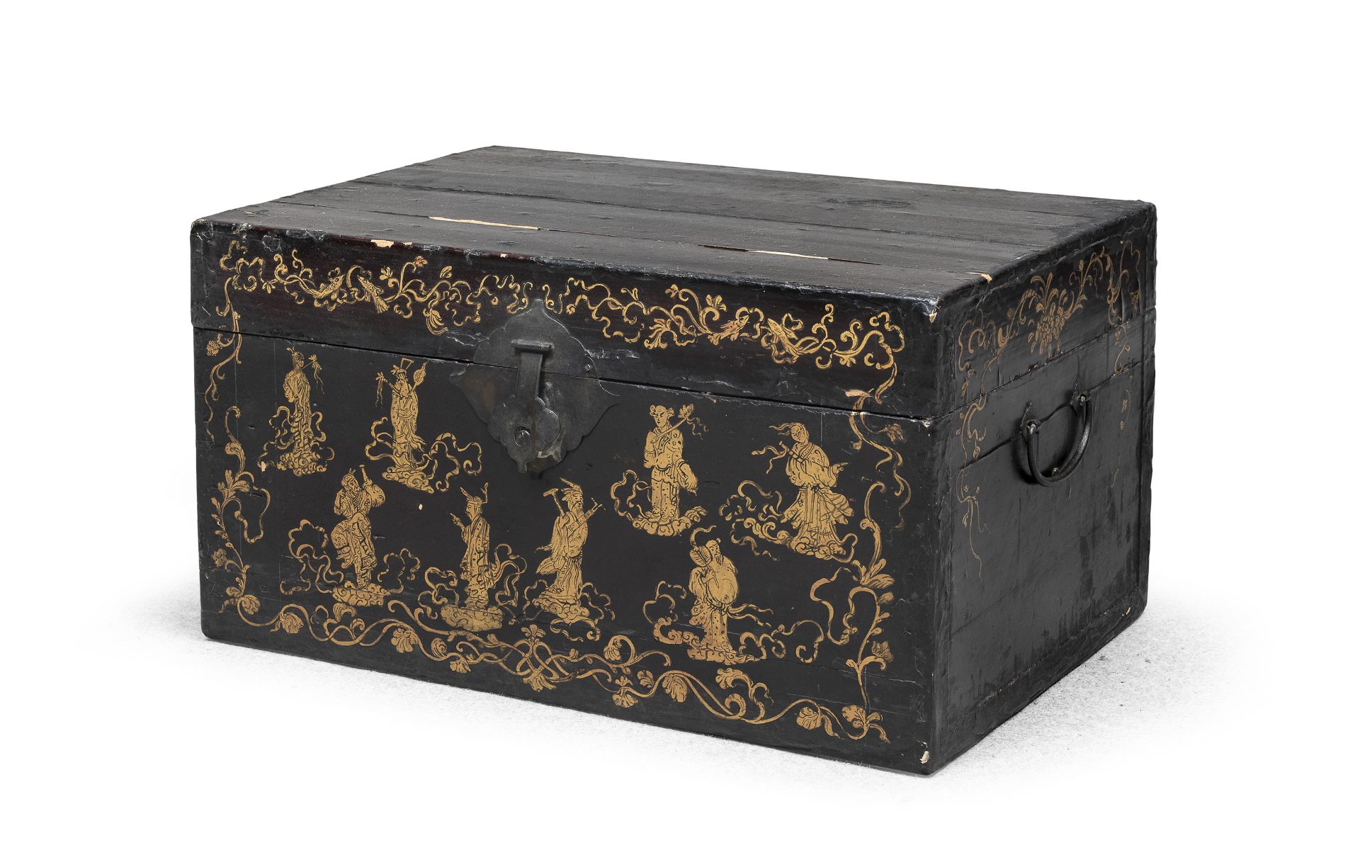 A SMALL CHINESE BLACK LAQUER WOOD TRUNK. 19TH CENTURY.