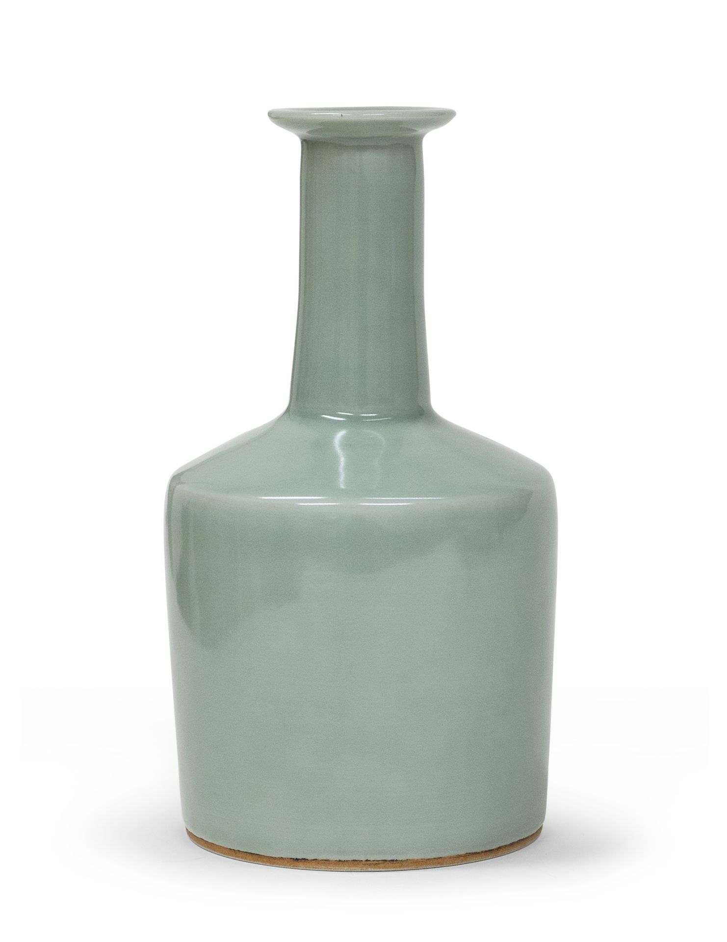 A CHINESE CELADON GLAZED PORCELAIN VASE FIRST HALF 20TH CENTURY.