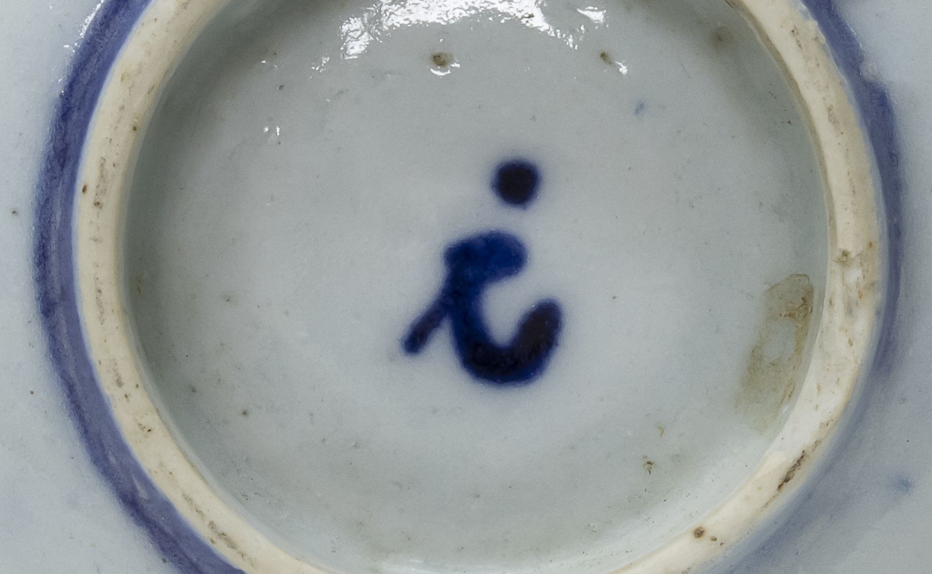 A SMALL JAPANESE WHITE AND BLUE PORCELAIN DISH. 18TH CENTURY. - Bild 2 aus 2