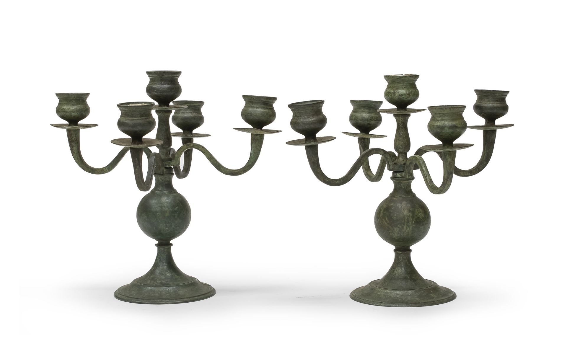 A PAIR OF SMALL INDIAN BRONZE CANDLESTICKS. EARLY 20TH CENTURY.
