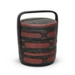 A CHINESE RED AND BLACK LAQUERED WOOD FOOD CONTAINER. EARLY 20TH CENTURY.