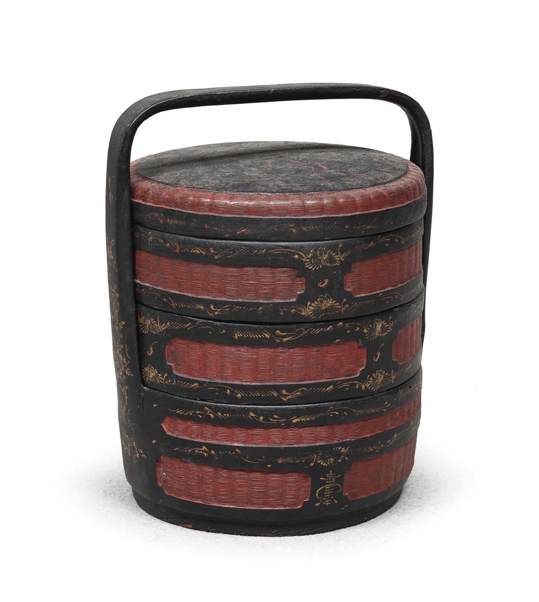 A CHINESE RED AND BLACK LAQUERED WOOD FOOD CONTAINER. EARLY 20TH CENTURY.