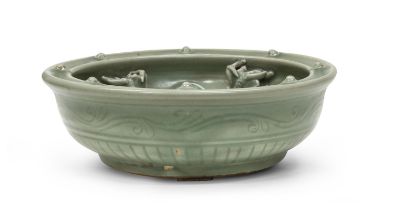 A CHINESE LONGQUAN PORCELAIN BOWL 19TH CENTURY.