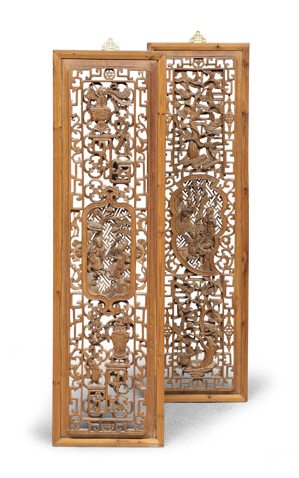 A PAIR OF CHINESE CARVED WOOD DOORS. EARLY 20TH CENTURY.