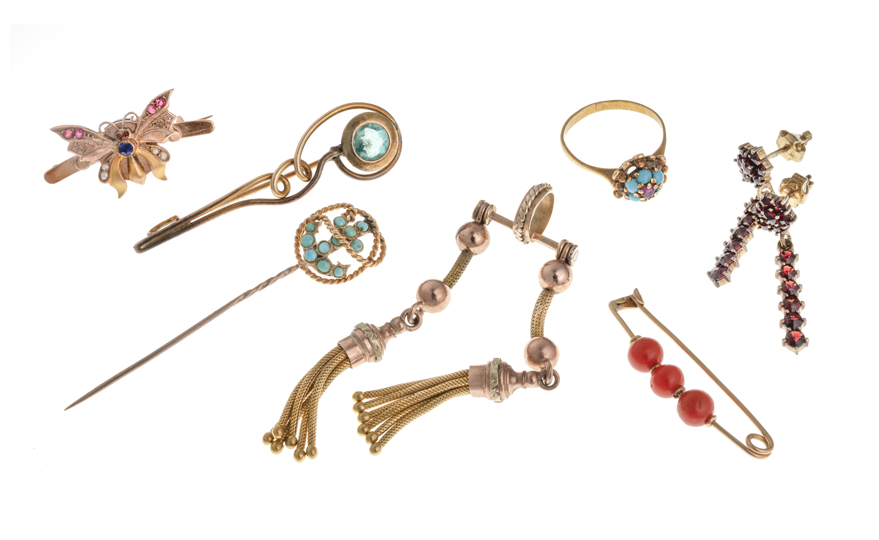 RING, FOUR BROOCHES, EARRINGS AND PENDANT IN GOLD WITH GARNET, TURQUOISES, CORALS AND HARDSTONES