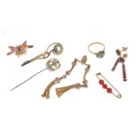 RING, FOUR BROOCHES, EARRINGS AND PENDANT IN GOLD WITH GARNET, TURQUOISES, CORALS AND HARDSTONES