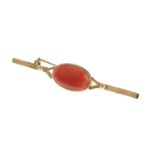 GOLD BAR BROOCH WITH CORAL