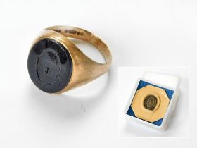 SIGNET RING.