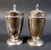 A pair of silver peppers, of tapering form, 13.0g. (2) In generally good condition