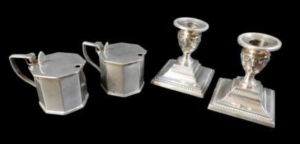 Four pieces of Edwardian silver, comprising a pair of mustard pots with hinge lids, without glass