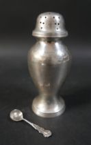 A silver shaker 15cm tall and a silver salt spoon total 140 grams, 4.5 troy oz Generally good,