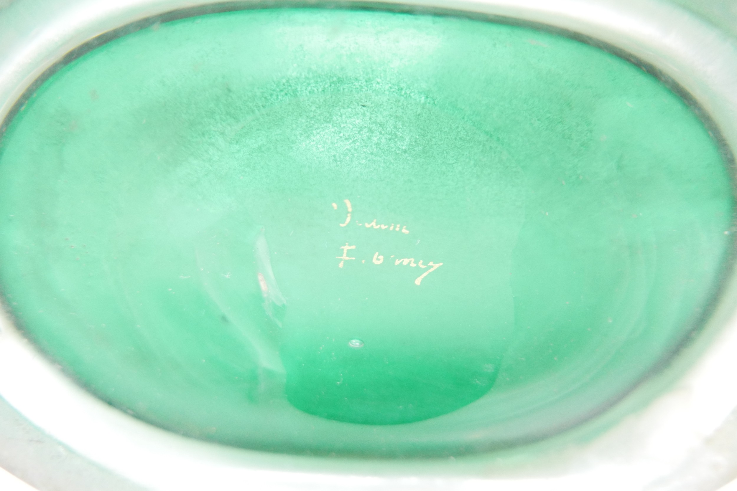 A Daum Freres green glass vase circa 1890 with the motto "Je Meurs ou je m'attache" (I die where I - Image 5 of 5