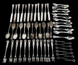 A suite of ancillary George V silver flatware, Queen’s pattern, comprising twelve marrow scoops,