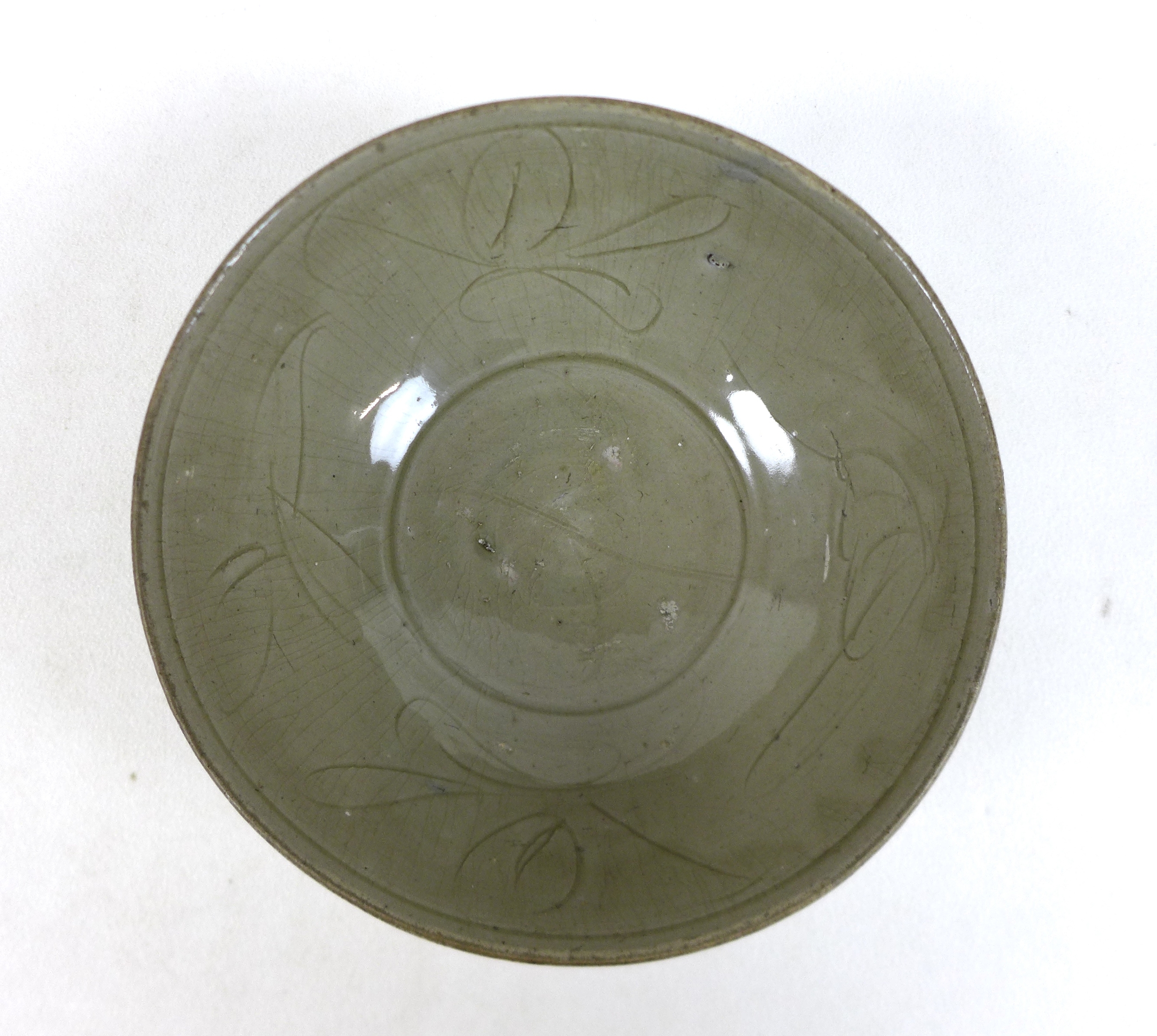 A Chinese Longquan-type celadon bowl, decorated incised decoration of leaves to the inside, - Image 4 of 10