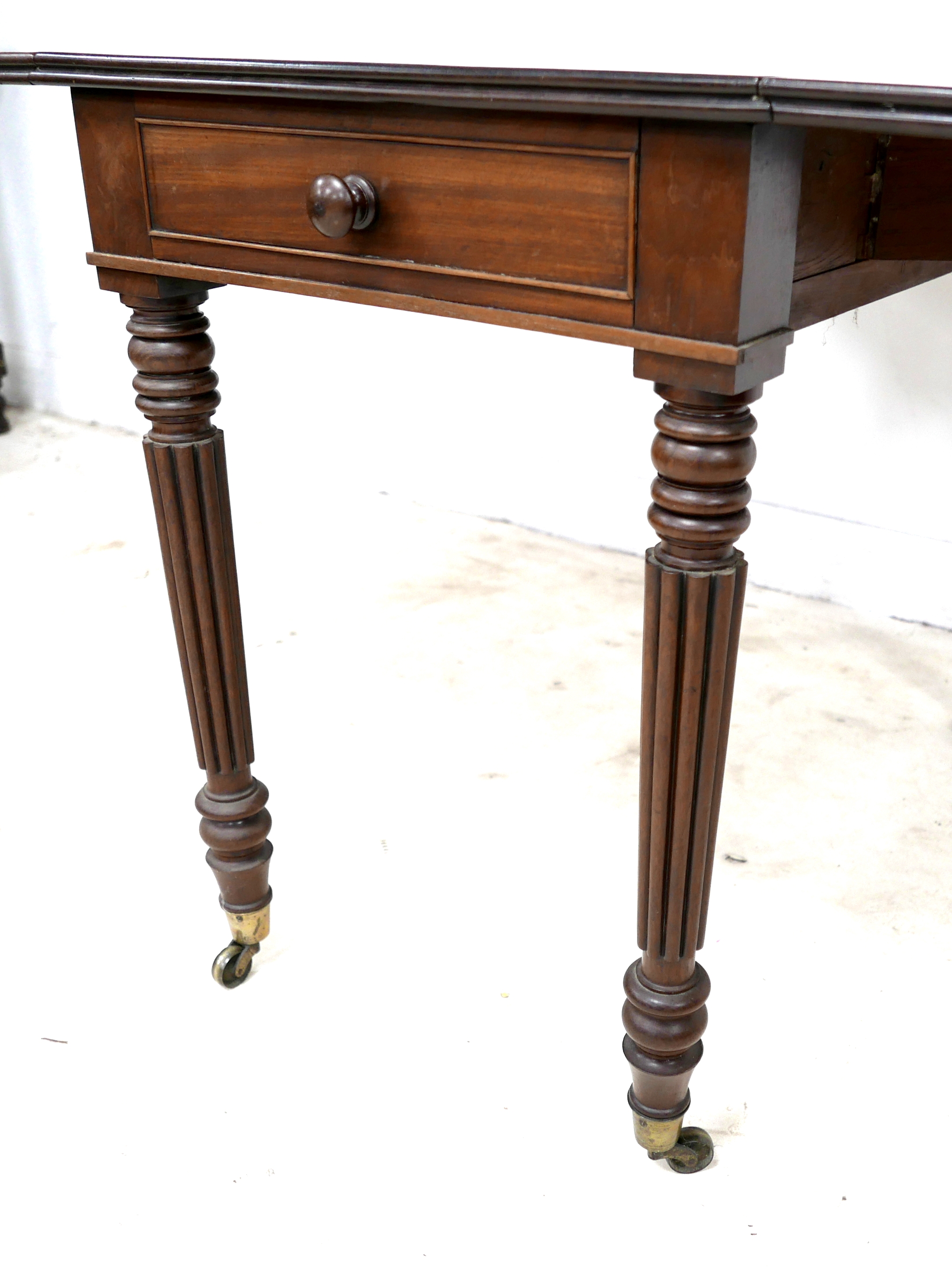 An early Victorian mahogany Pembroke table, with drop leaves, single drawer, turned and reeded - Image 7 of 7