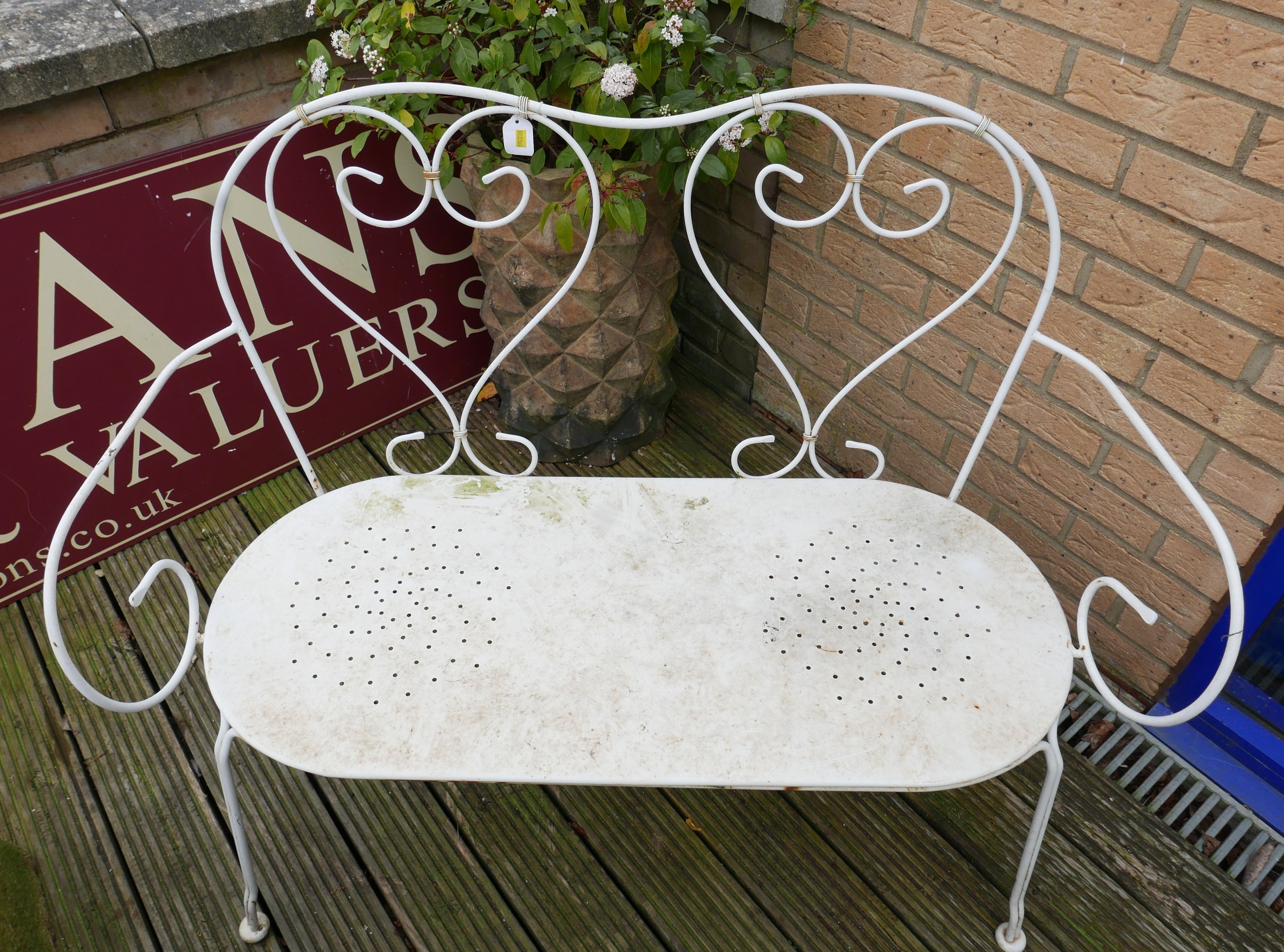 A white metal garden bench with solid seat. - Image 3 of 5