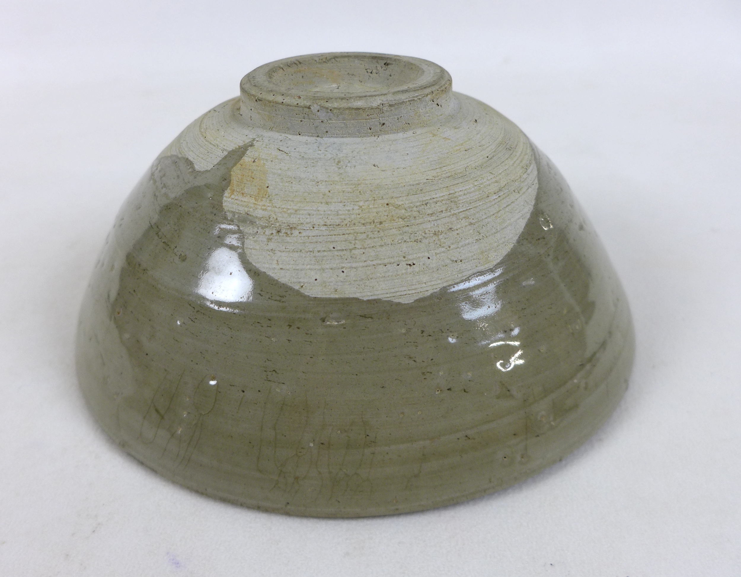 A Chinese Longquan-type celadon bowl, decorated incised decoration of leaves to the inside, - Image 7 of 10