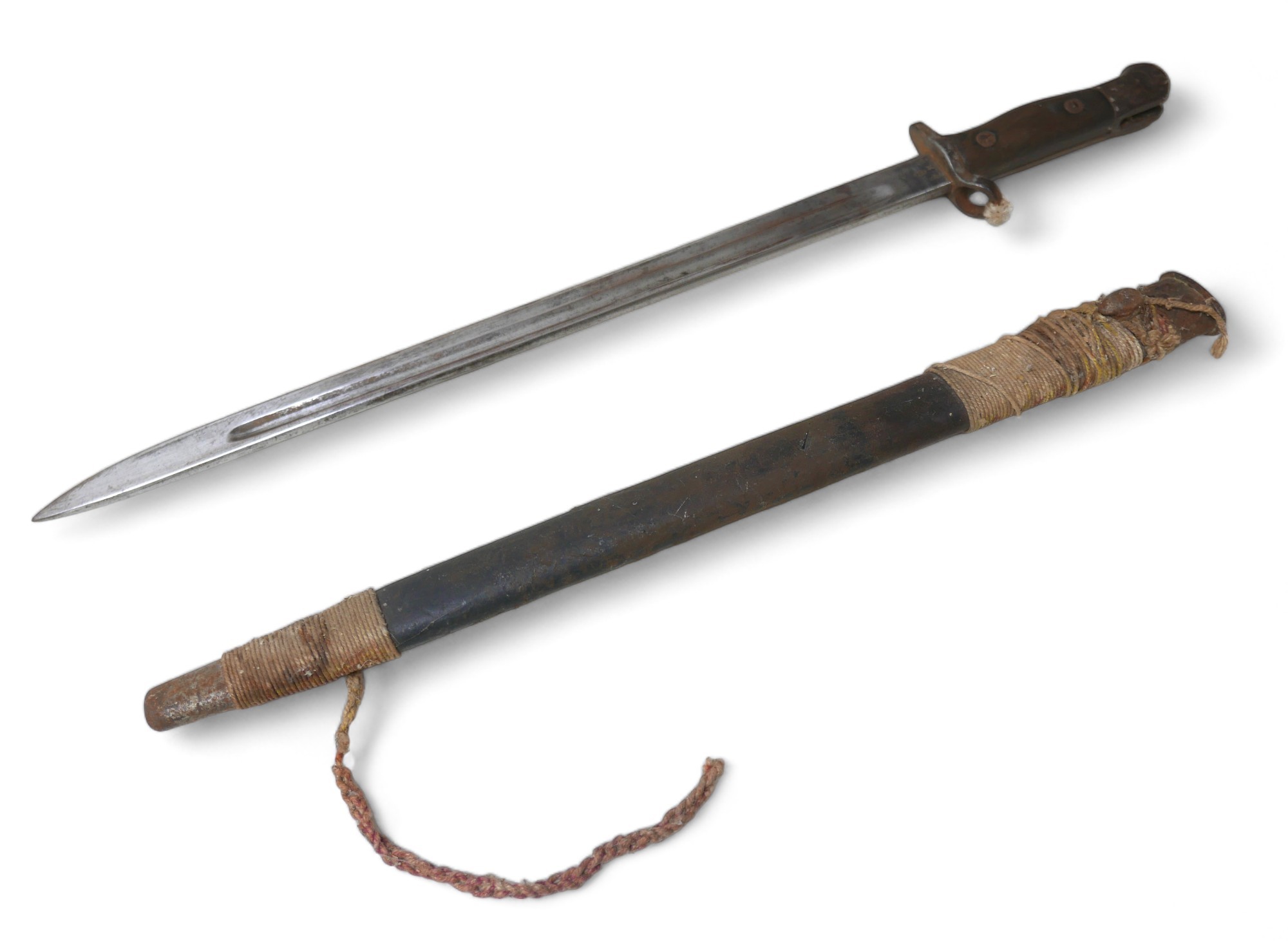 A WWI British 1907 pattern bayonet, stamped Sanderson and dated 1915, blade length 43cm, overall