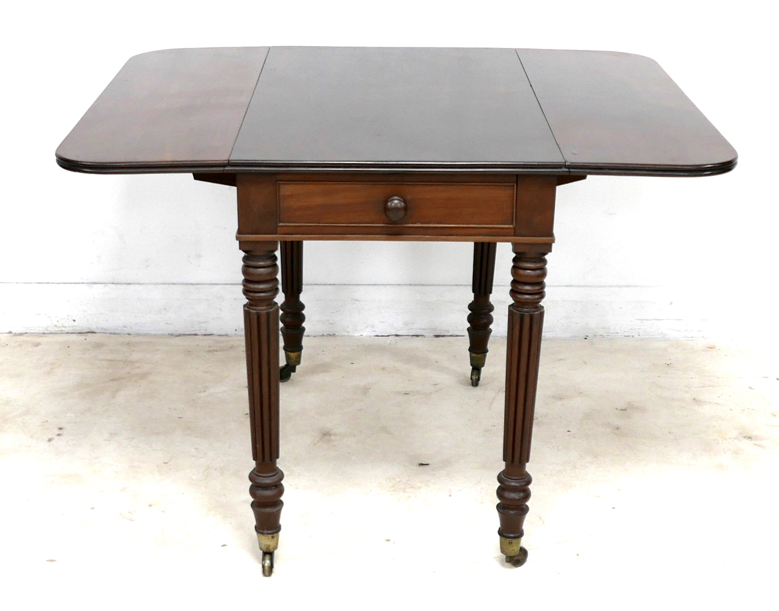 An early Victorian mahogany Pembroke table, with drop leaves, single drawer, turned and reeded - Image 2 of 7