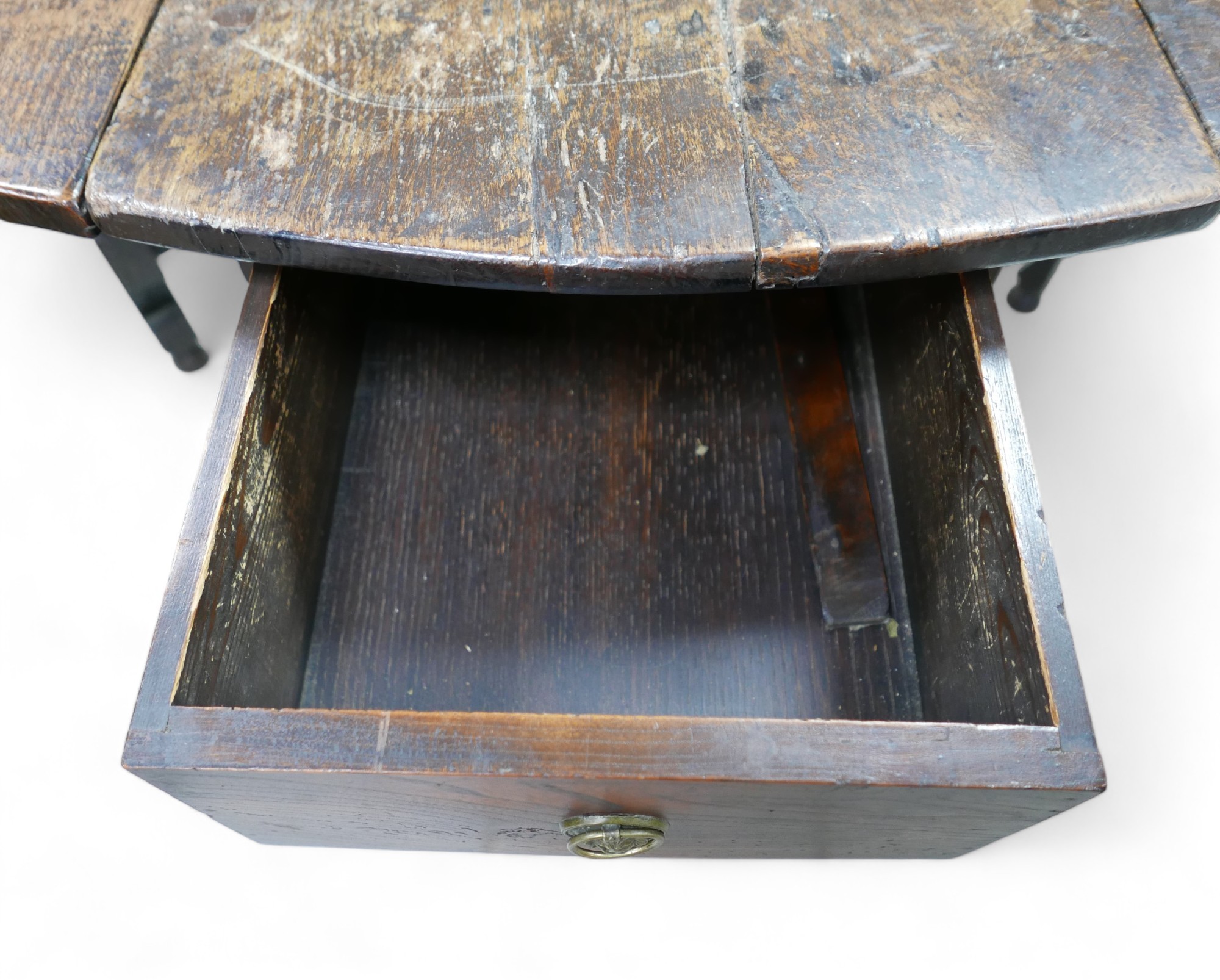 An 18th century oak drop leaf table, with oval top, two gate legs with turned supports and - Image 9 of 9