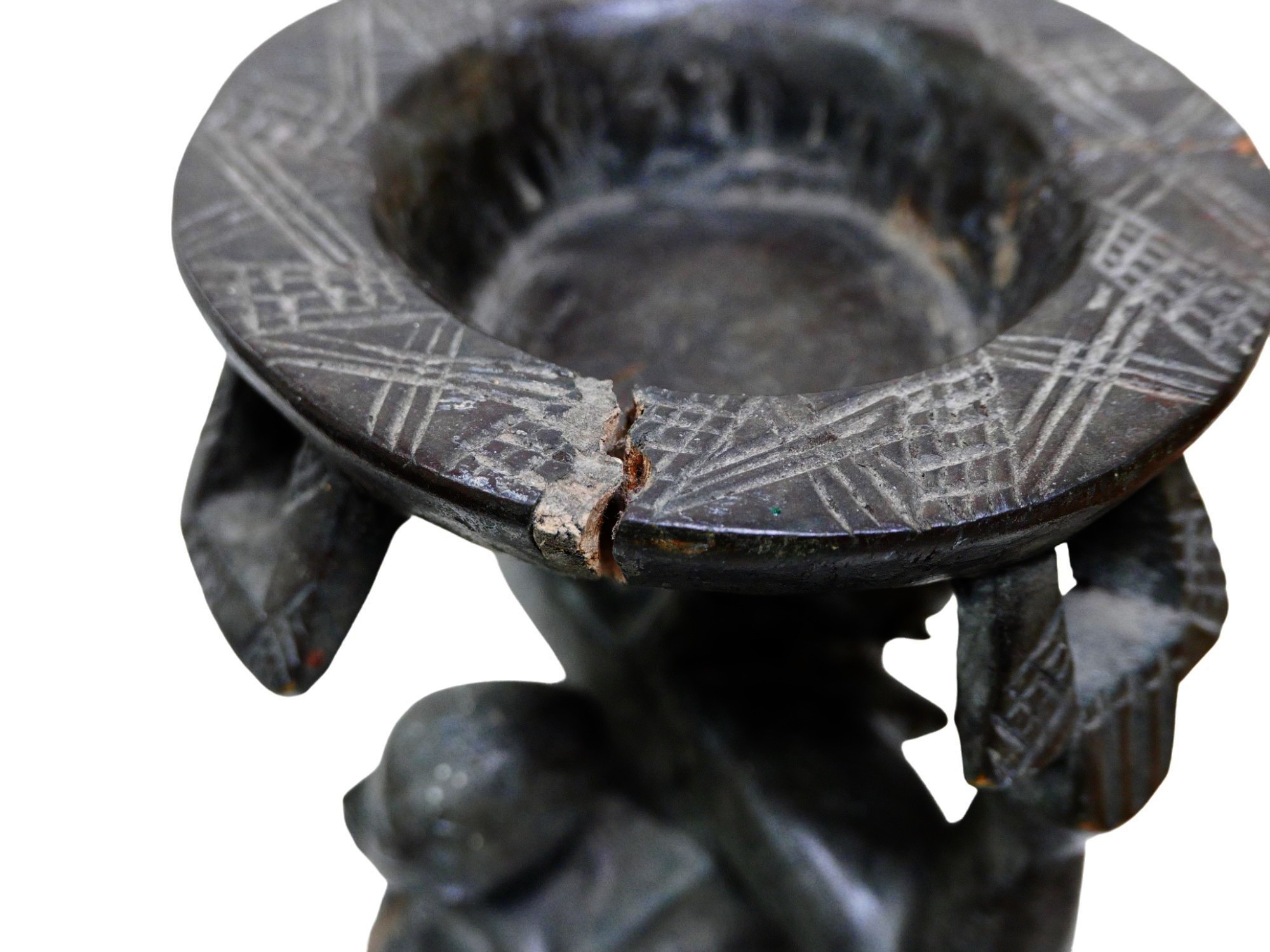 An African tribal hard wood divination bowl, with carved figures of a mother and child to its - Image 5 of 7