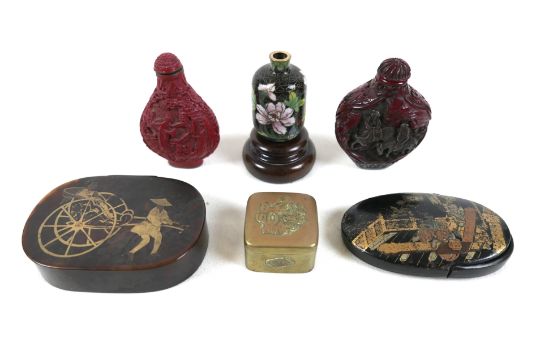 A group of Oriental items, comprising carved red resin, cinnabar lacquer style, scent or snuff - Image 9 of 16