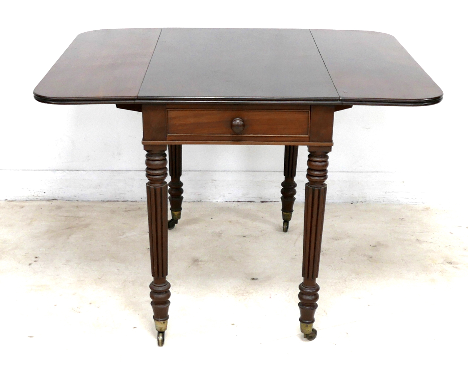 An early Victorian mahogany Pembroke table, with drop leaves, single drawer, turned and reeded - Image 3 of 7