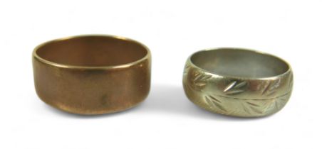 Two 9ct gold bands, comprising a large 9ct gold gents ring, 7.5g, size W/X, together with a 9ct gold
