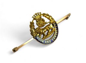 A 15ct yellow gold and enamel sweetheart brooch, York and Lancaster, 48 by 7 by 21mm, 5g.