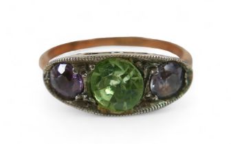 An 18ct yellow gold ring, with three coloured stones, size M, 2.6g.