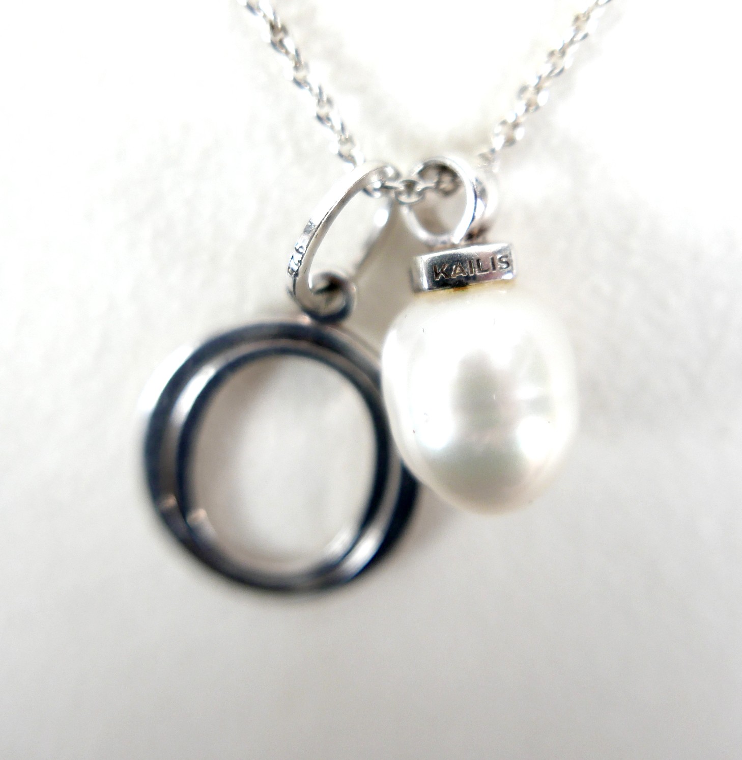 A commemorative Oprah Winfrey silver and pearl pendant necklace, by Kailis, set with two black - Image 3 of 8