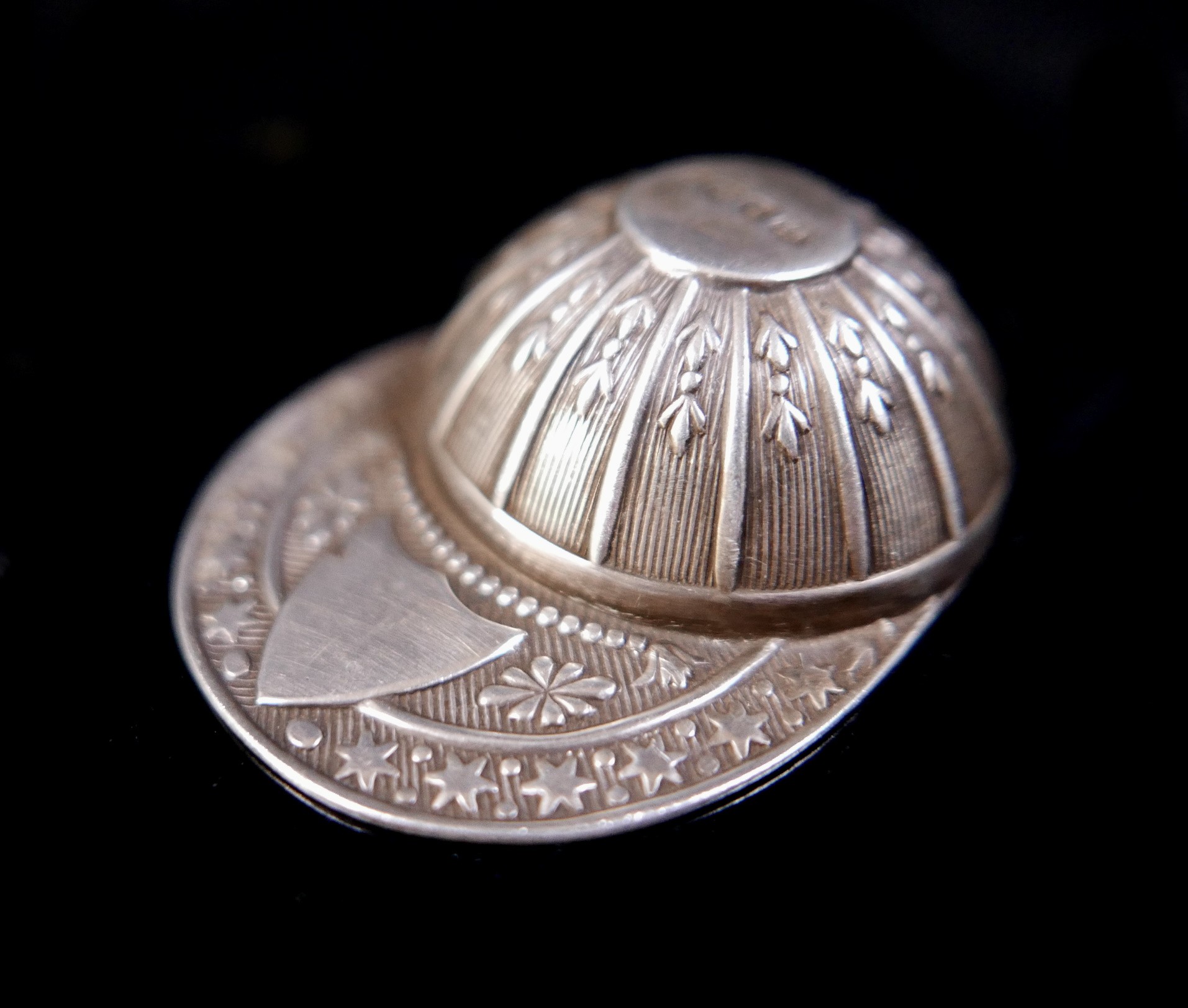 A silver cap tea caddy spoon, Thomas Bradbury and Sons, Sheffield 1921/22, 39 by 15 by 38mm, - Bild 3 aus 7