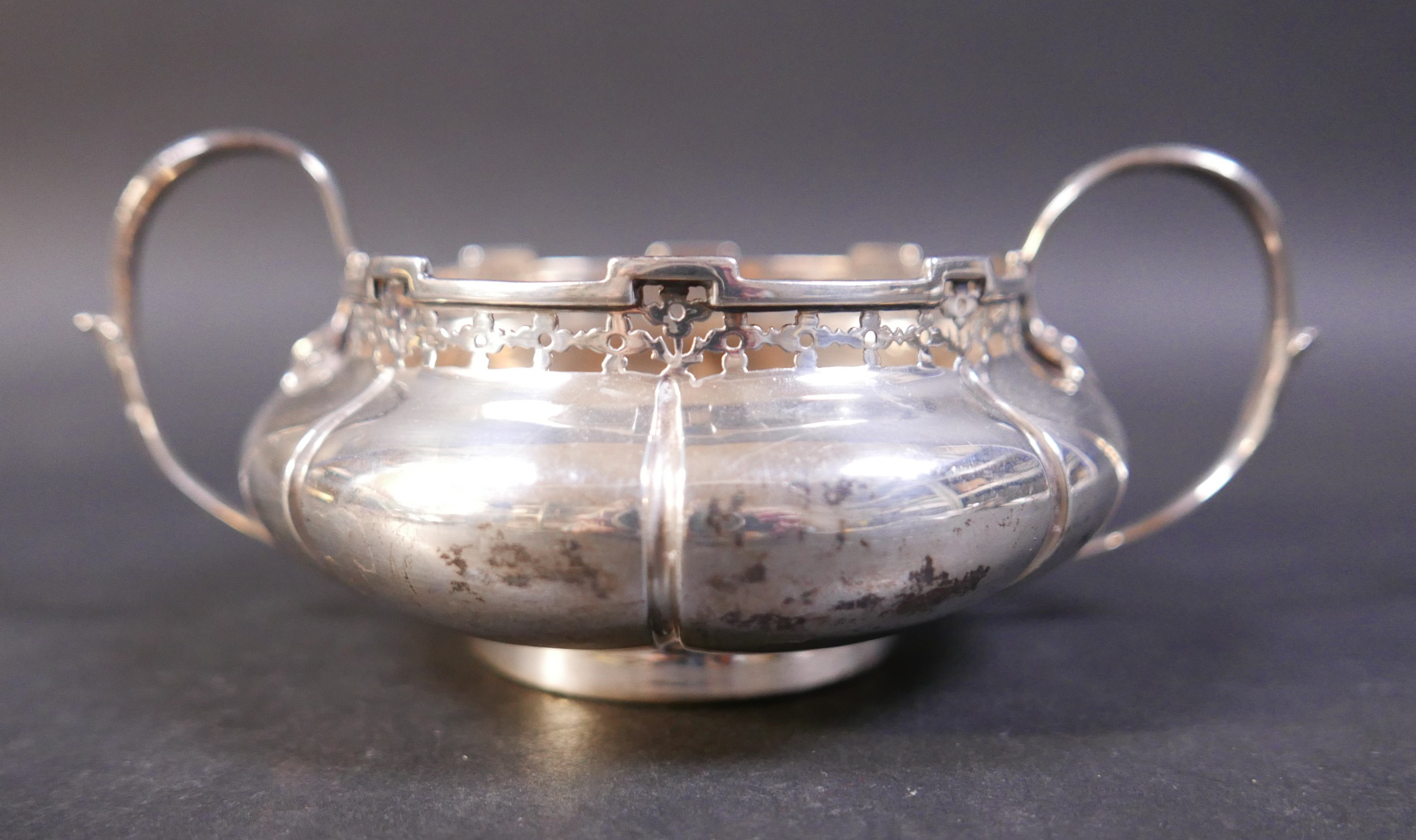 An Edwardian silver three piece tea set, decorated with a pierced rim, stamped 'Reg No 6136058', - Bild 6 aus 8