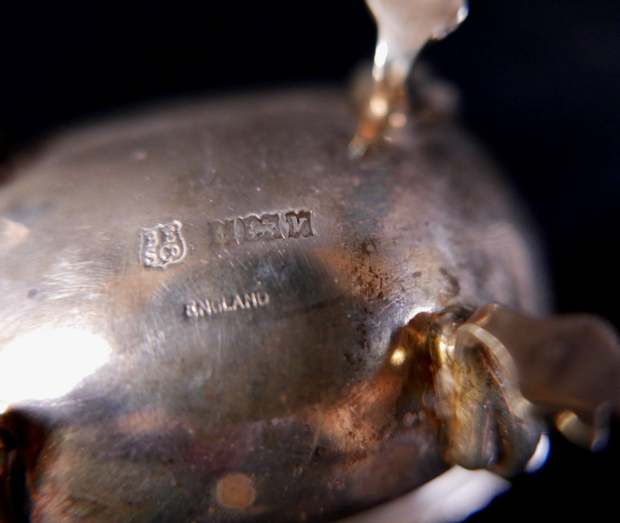 A small group of silver items, comprising a silver pill box with floral engraved lid, by Kigu, - Bild 5 aus 6