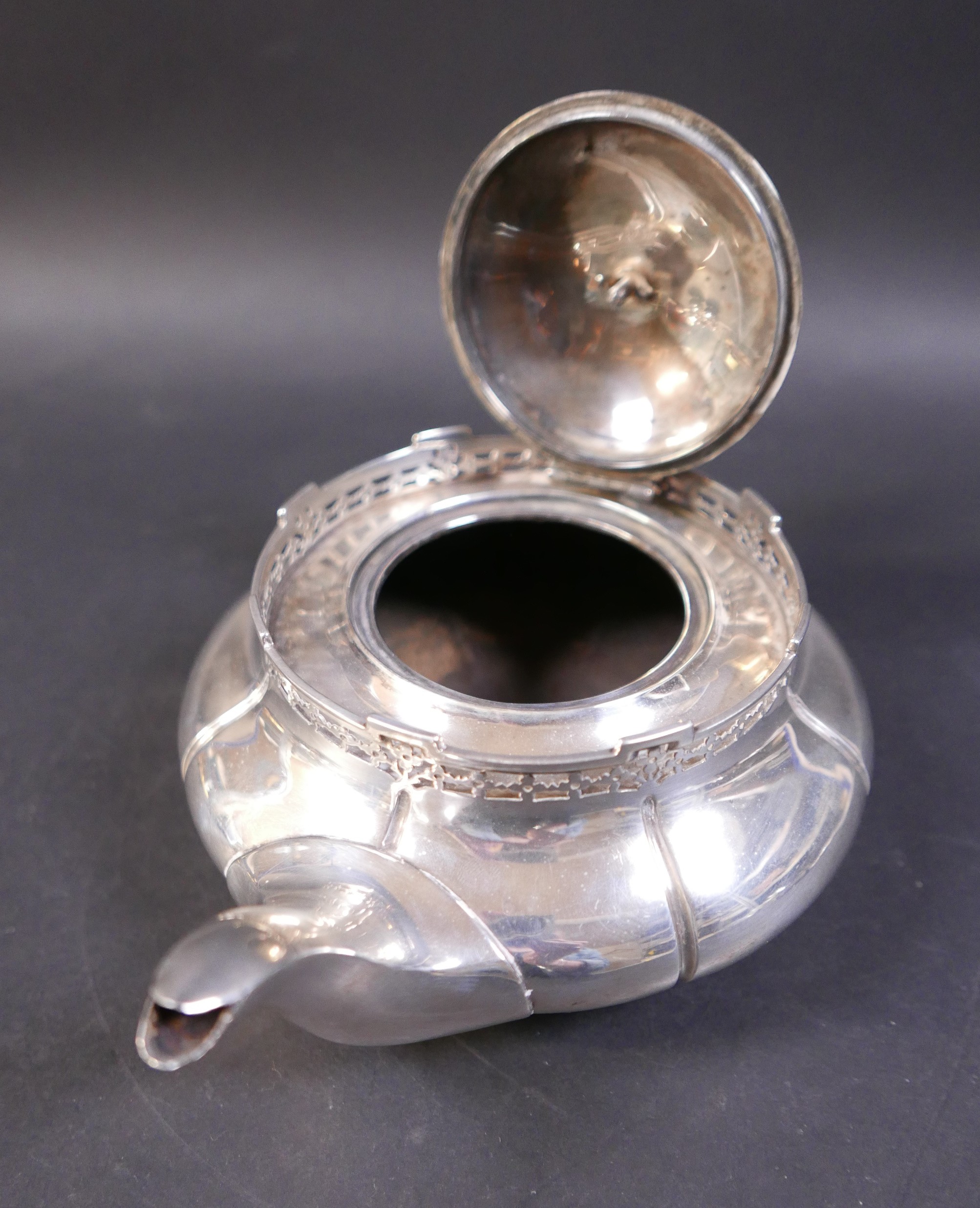 An Edwardian silver three piece tea set, decorated with a pierced rim, stamped 'Reg No 6136058', - Bild 3 aus 8