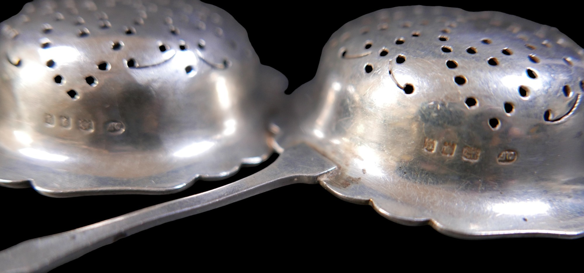 A pair of silver tea strainers, Josiah Williams & Co (David Landsborough Fullerton), London 1931, - Bild 4 aus 4