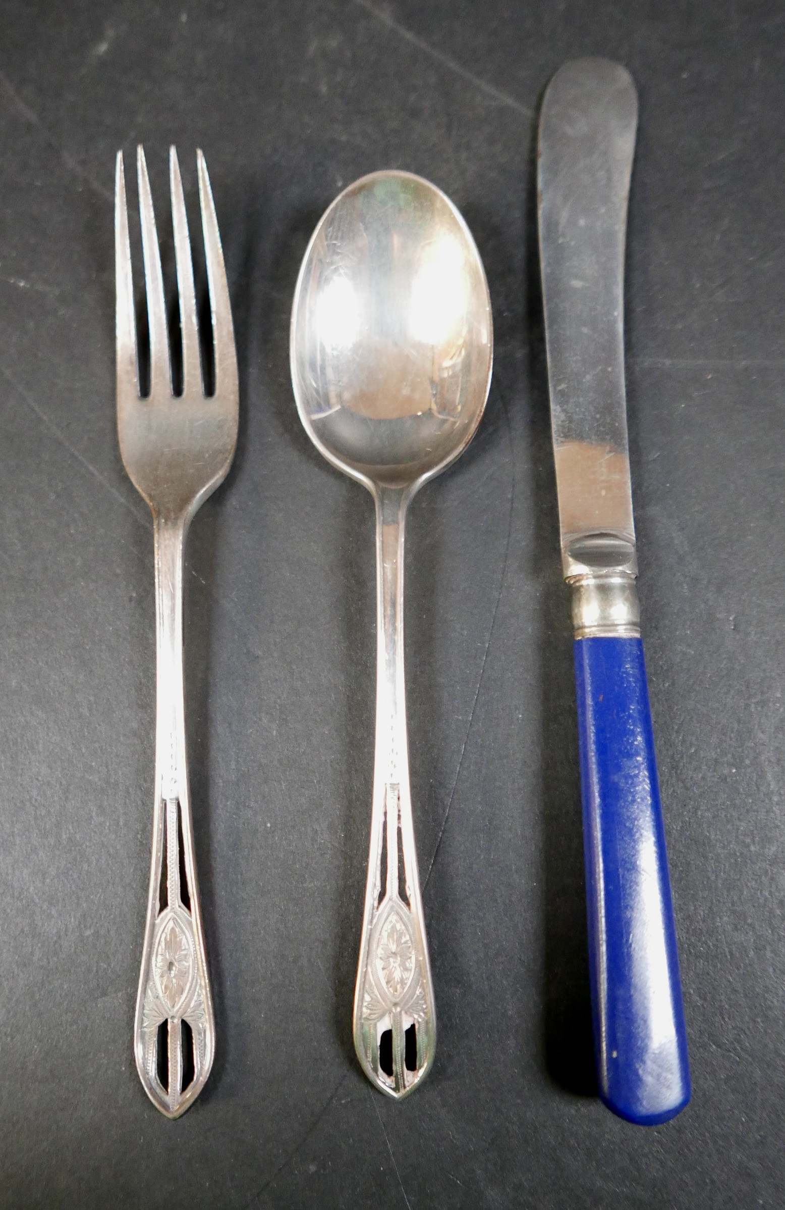 A boxed silver christening set with replacement plated knife, Goldsmiths and Silversmiths Co, London - Bild 4 aus 8