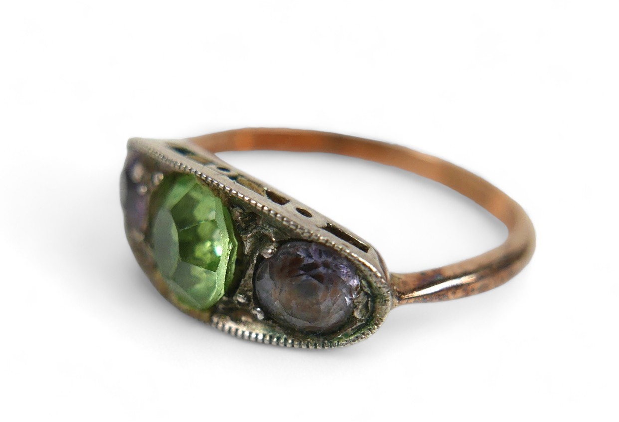 An 18ct yellow gold ring, with three coloured stones, size M, 2.6g. - Image 2 of 4