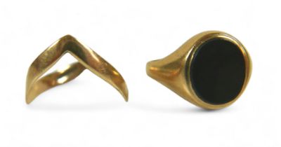 Two 9ct gold rings, comprising a gents signet ring set with black oval hardstone, 4g, size V,