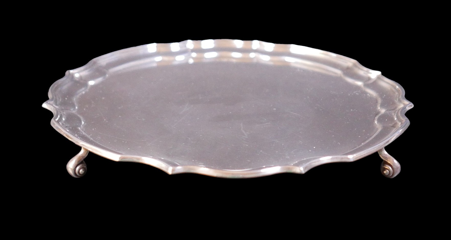 An Elizabeth II silver salver tray, with Chippendale pie-crust rim, raised upon three scroll feet, - Image 2 of 5