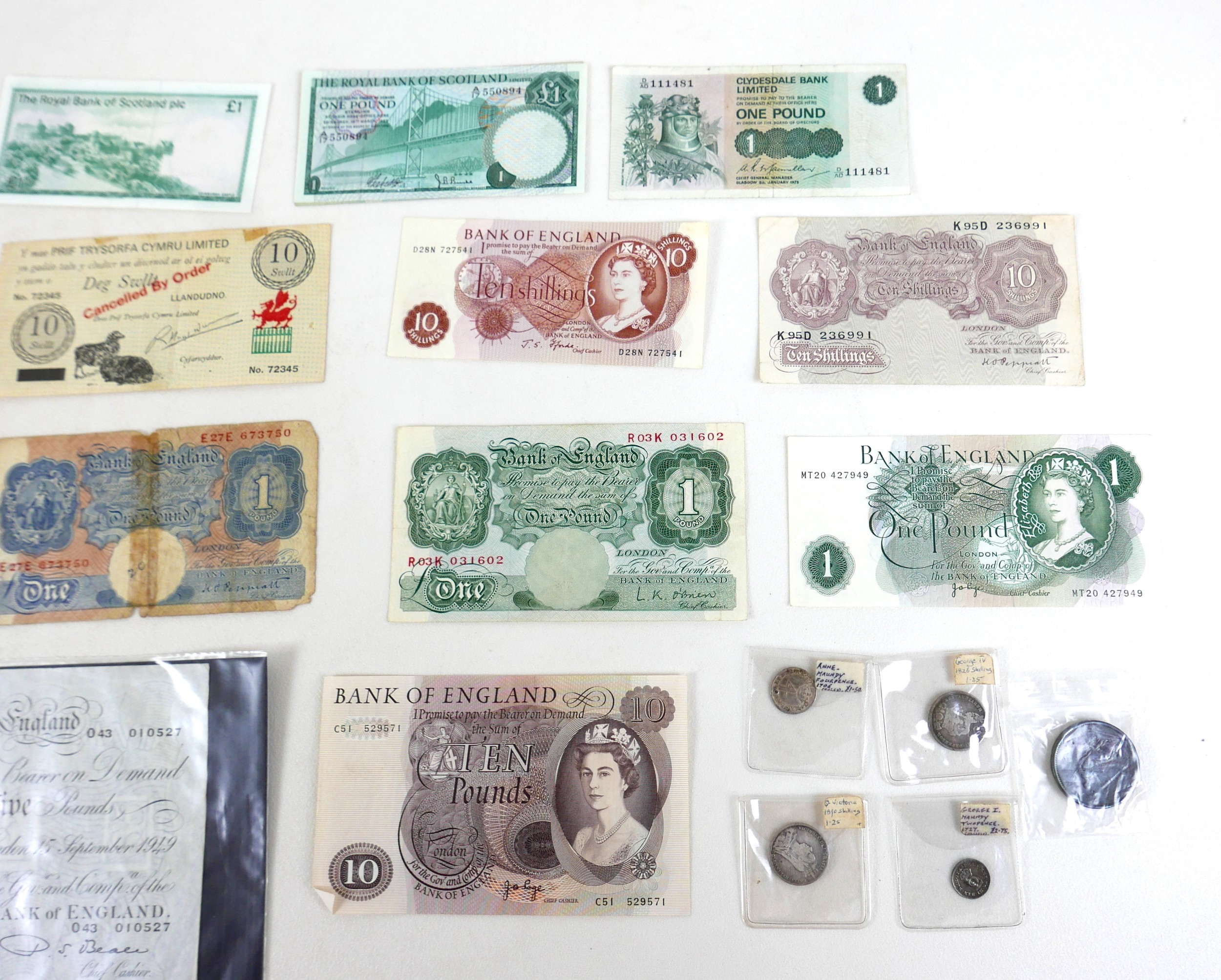 A group of notes and coins, comprising a white £5 note Beale Chief Cashier, 043 010527, dated 15th - Image 4 of 5