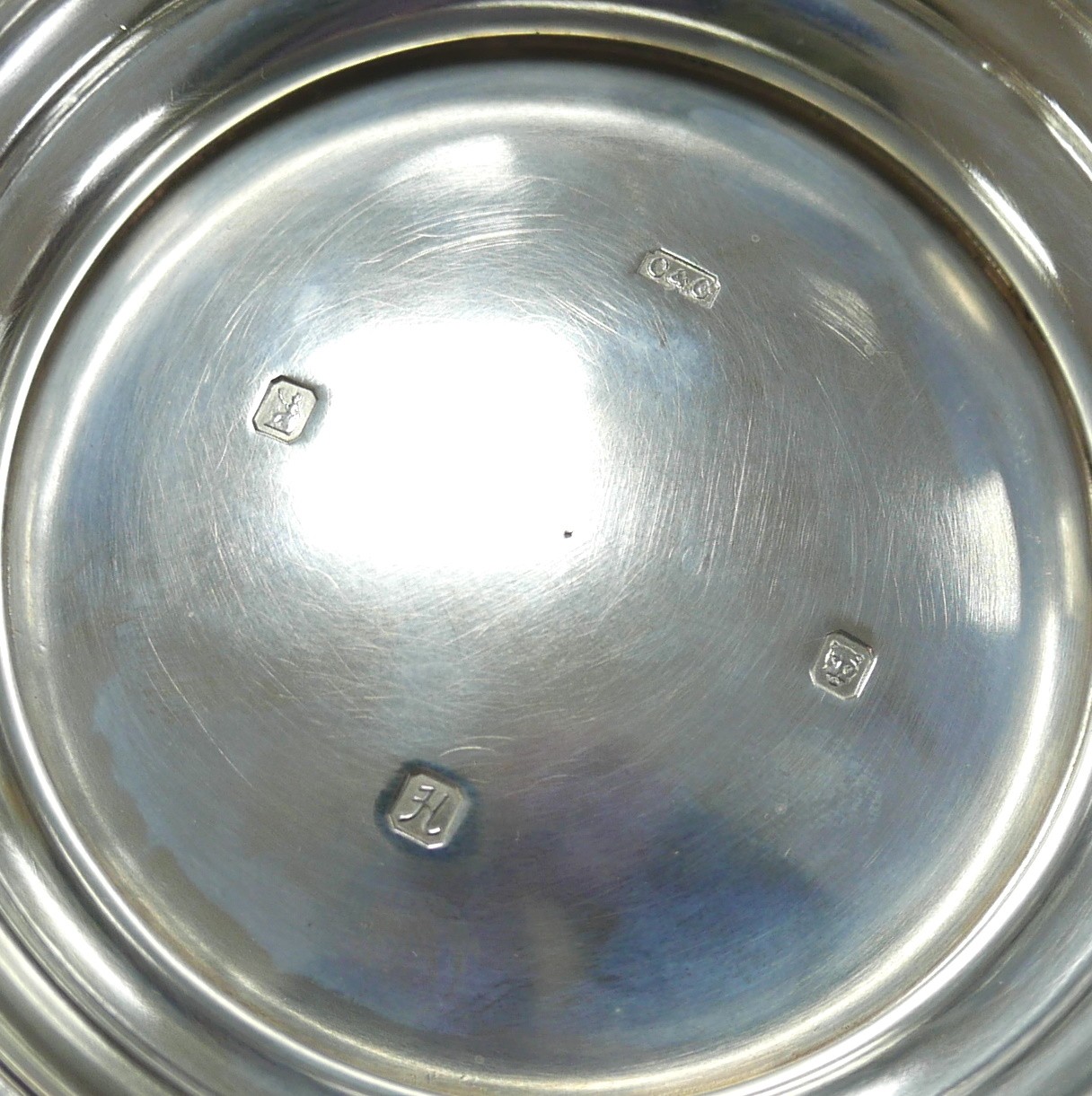 An ERII five-piece Britannia silver tea and coffee set, comprising tea pot, 16.5cm high, coffee pot, - Bild 3 aus 3