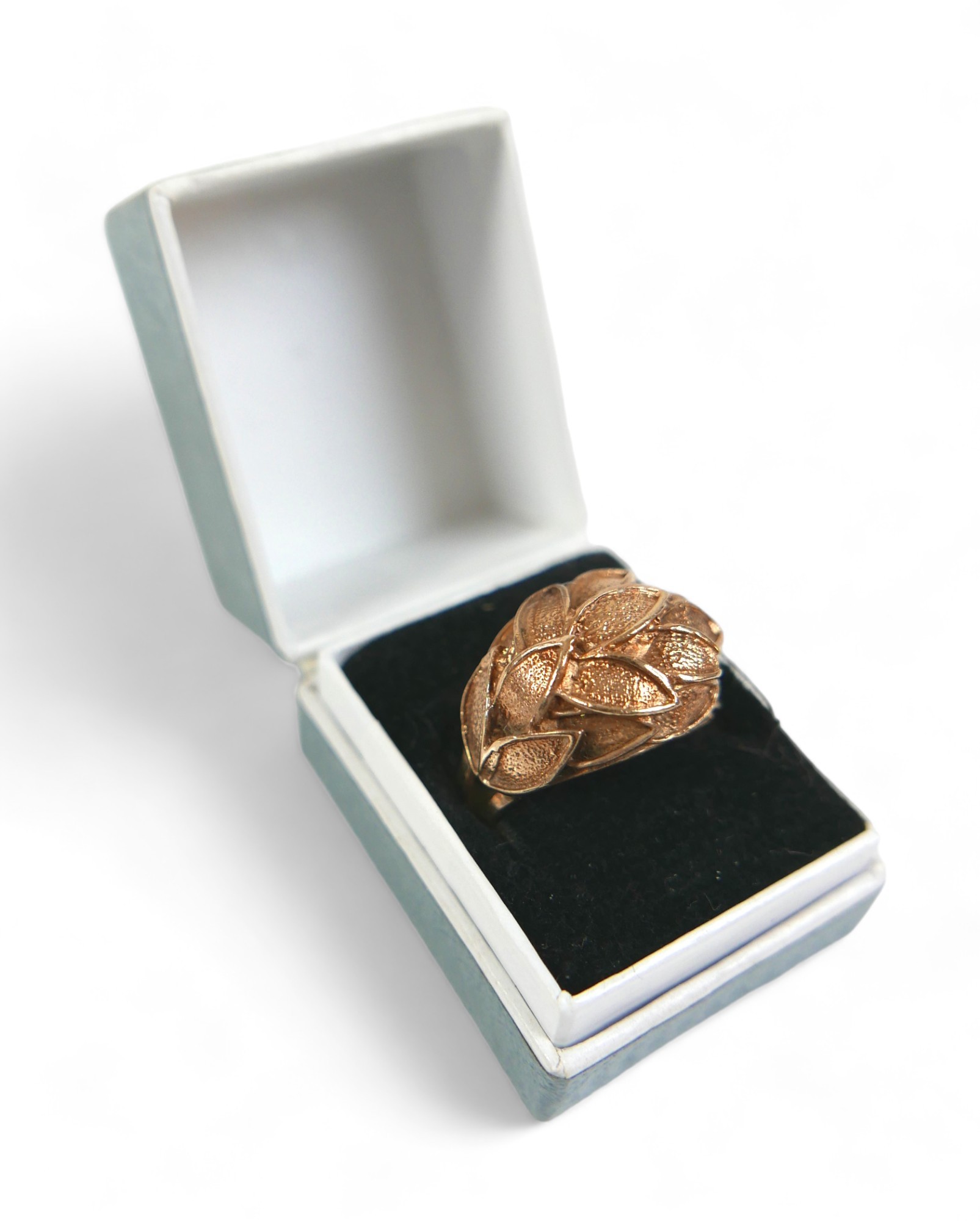 A 9ct yellow gold leaf ring, size N/O, 6.6g - Image 7 of 7